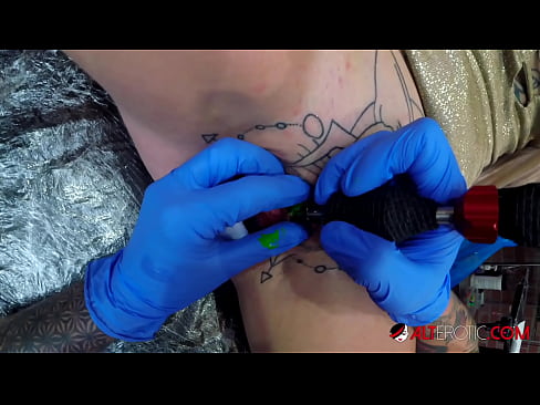 ❤️ Sully Savage, une chaudasse extrêmement tatouée, s'est fait tatouer le clitoris. ❤️ Sexe at fr.myastro.top ❌